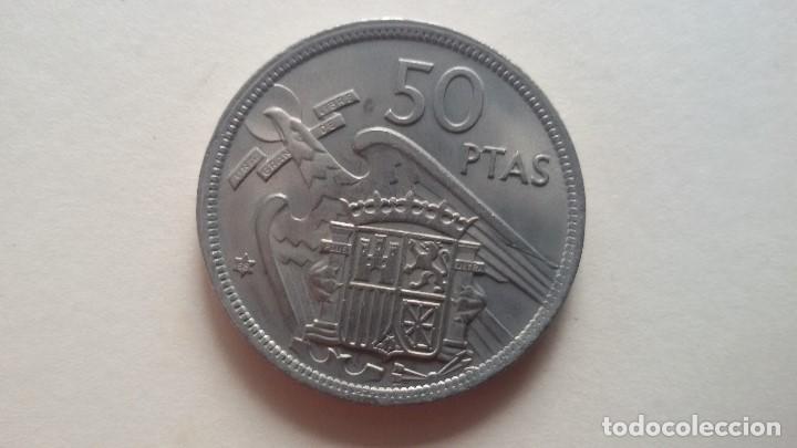 Monedas con errores: MONEDA DE FRANCO DE 50 PTS DE 1957 CON ERROR EN EL ALA MBC - Foto 2
