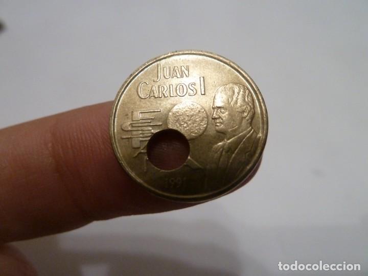 Monedas con errores: 25 PTAS 1991 AGUJERO DESPLAZADO - Foto 2