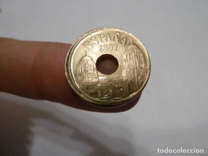 Monedas con errores: 25 PTAS 1997 DESPLAZADA CANTO CORONA - Foto 1