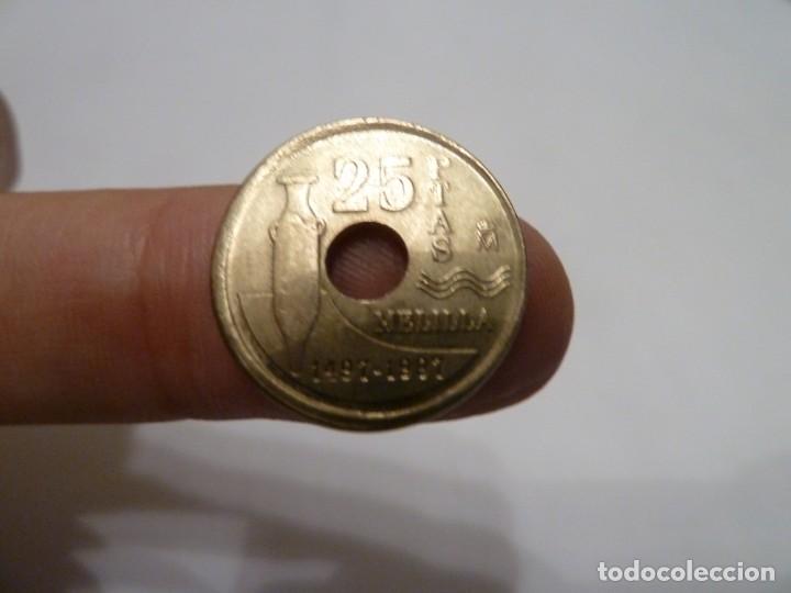 Monedas con errores: 25 PTAS 1997 DESPLAZADA CANTO CORONA - Foto 2