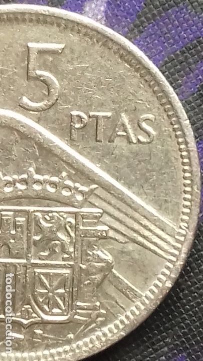 Monedas con errores: Estado Espa&ntilde;ol 5 pesetas 1957 *19*70 ERROR Dos Alas - Empaste ojo EBC - Foto 4