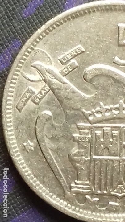 Monedas con errores: Estado Espa&ntilde;ol 5 pesetas 1957 *19*70 ERROR Dos Alas - Empaste ojo EBC - Foto 5