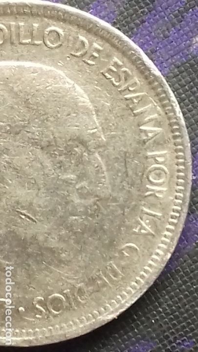 Monedas con errores: Estado Espa&ntilde;ol 5 pesetas 1957 *19*70 ERROR Dos Alas - Empaste ojo EBC - Foto 2