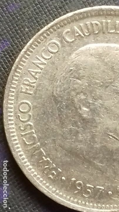 Monedas con errores: Estado Espa&ntilde;ol 5 pesetas 1957 *19*70 ERROR Dos Alas - Empaste ojo EBC - Foto 3