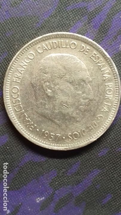 Monedas con errores: Estado Espa&ntilde;ol 5 pesetas 1957 *19*70 ERROR Dos Alas - Empaste ojo EBC - Foto 1