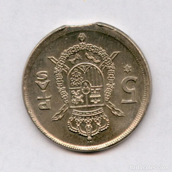 Monedas con errores: * * ERROR MULTIPLE * * 5 PTAS 1975-78 DESPLAZADA, SEGMENTADA, CANTO LISO Y GLOBO CRUCIFERO - Foto 2