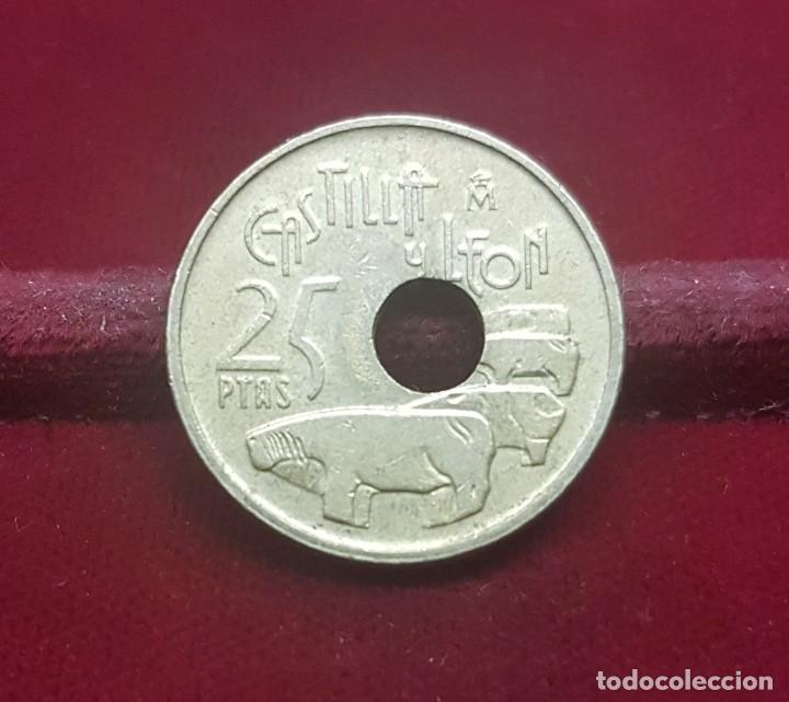 Monedas con errores: Espa&ntilde;a Error 25 Pesetas Castilla y Le&oacute;n 1995 Km 948 - Foto 1