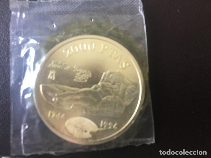 Monedas con errores: ## Error # 2000 pesetas 1996 SC en su bolsa. Tiene un corte en el canto - Foto 3