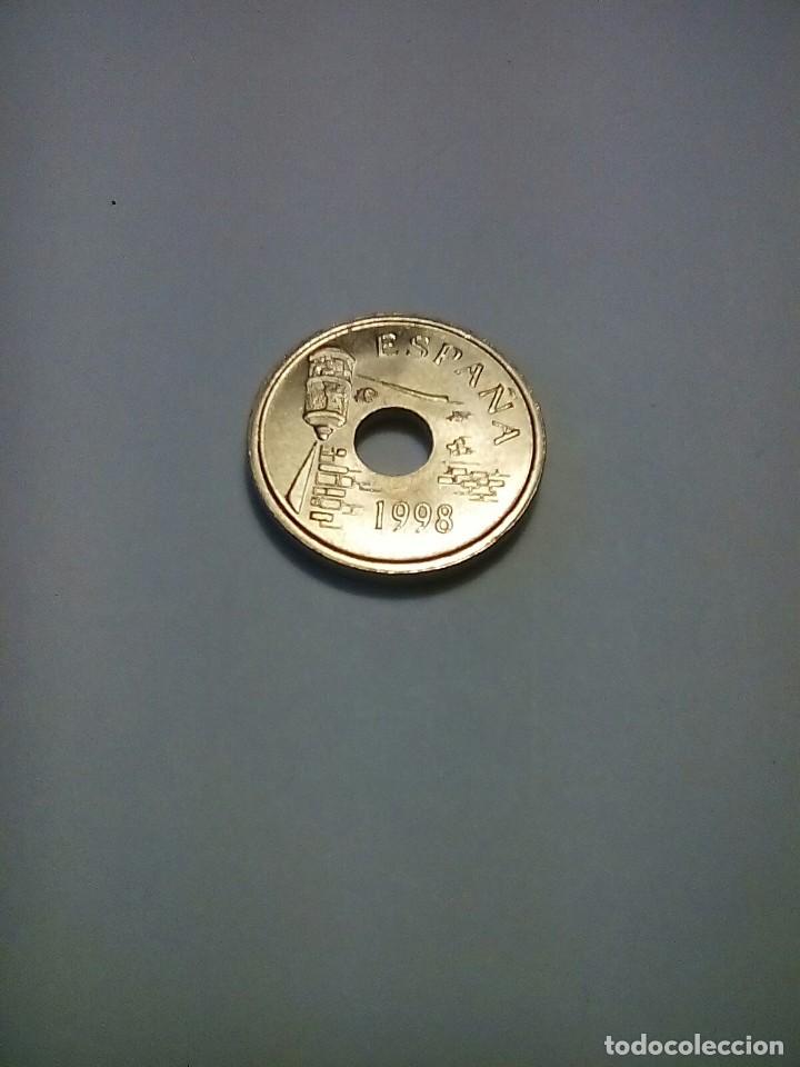 Monedas con errores: ERROR RARO Y ESCASO 25 PESETAS A&Ntilde;O 1998 EXCESO DE MATERIAL OFRENDA CENTRAL - Foto 2