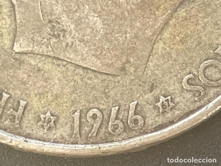 Monedas con errores: 100 pesetas 1966 *67 variante 1 en punta - Foto 3