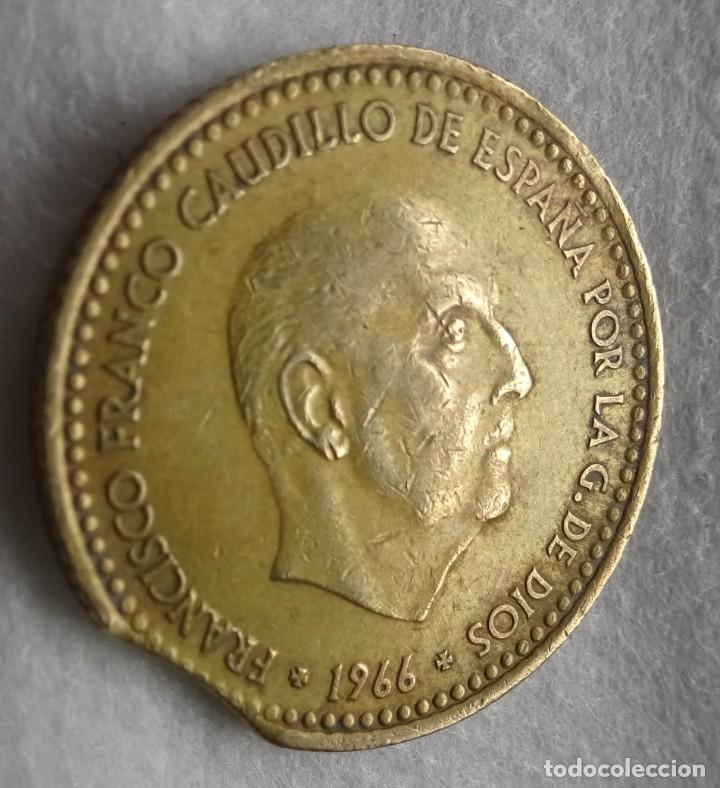 Monedas con errores: ERROR 1 PESETA FRANCO 1966 *19 *71, SEGMENTADA FINAL DE RIEL - Foto 2