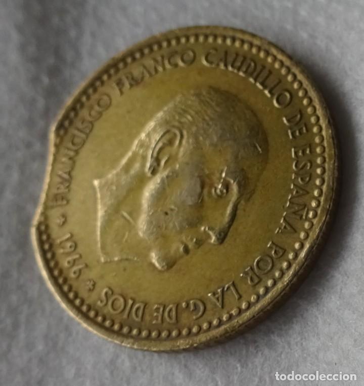Monedas con errores: ERROR 1 PESETA FRANCO 1966 *19 *71, SEGMENTADA FINAL DE RIEL - Foto 3