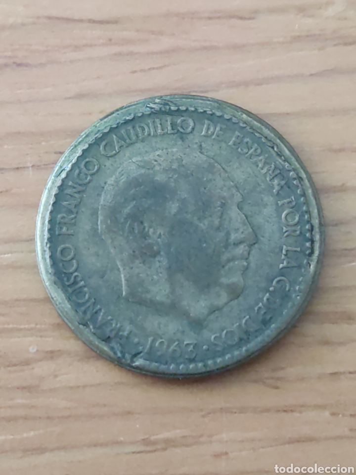 Monedas con errores: 1 peseta acu&ntilde;aci&oacute;n desplazado - Foto 1