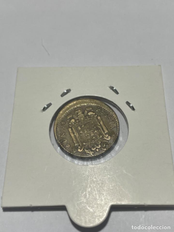 Monedas con errores: * ERROR * 1 pta 1966*67. ACU&Ntilde;ACION DESPLAZADA MUY RARA - Foto 2
