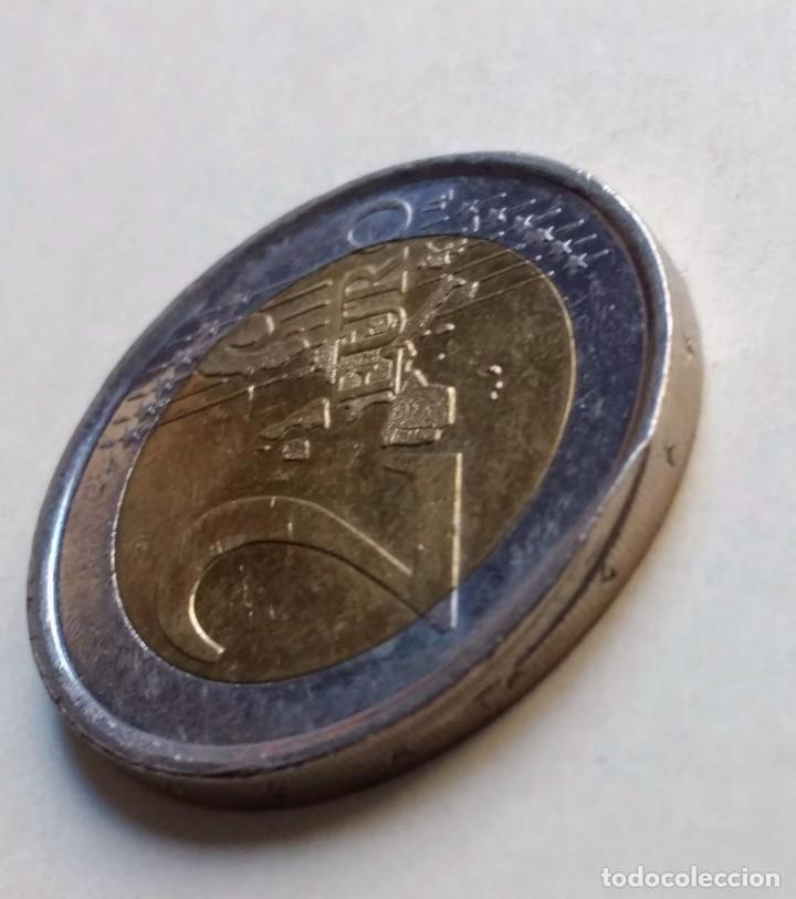 Monedas con errores: MONEDA 2 EUROS ESPA&Ntilde;A 2002 CON ERROR DE CORTE EN EL CANTO - Foto 2