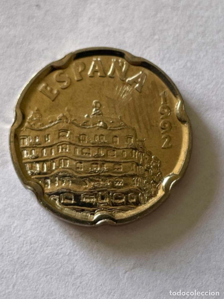 Monedas con errores: * ERROR * 50 PTAS 1992 EXCESO DE METAL DOBLE CUPULA SIN CIRCULAR PERFECTA Y PRECIOSA - Foto 2