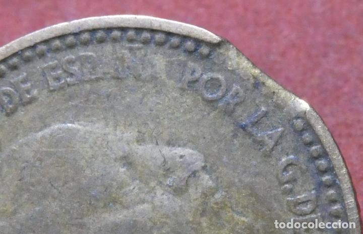 Monedas con errores: Error de acu&ntilde;aci&oacute;n moneda de 1 Peseta 1963*65 Segmentada final de riel - Foto 2