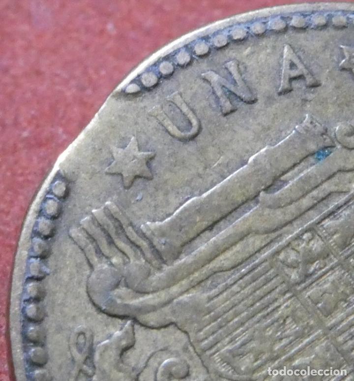 Monedas con errores: Error de acu&ntilde;aci&oacute;n moneda de 1 Peseta 1963*63 Segmentada final de riel - Foto 2