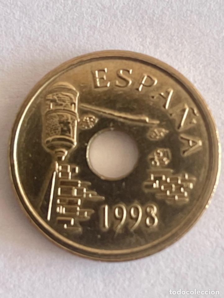 Monedas con errores: * SUPER-ERROR * 8 EXCESOS DE METAL DIFERENTES EN LA MISMA MONEDA DE 25 PTAS A&Ntilde;O 1998.. - Foto 2