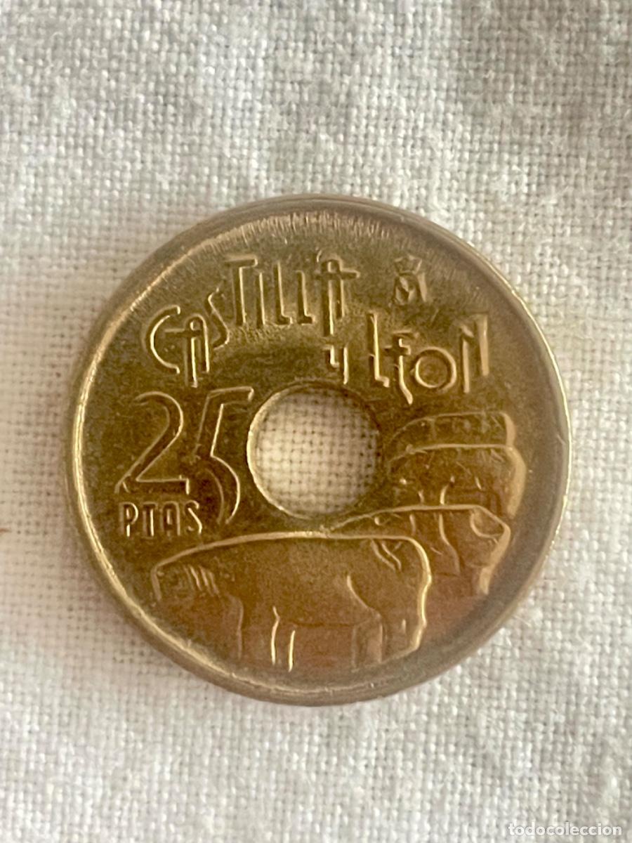 Monedas con errores: * ERROR * RARISIMO 25 PESETAS A&Ntilde;O 1995. CAMPO DE LA MONEDA CON DOS NIVELES - Foto 2