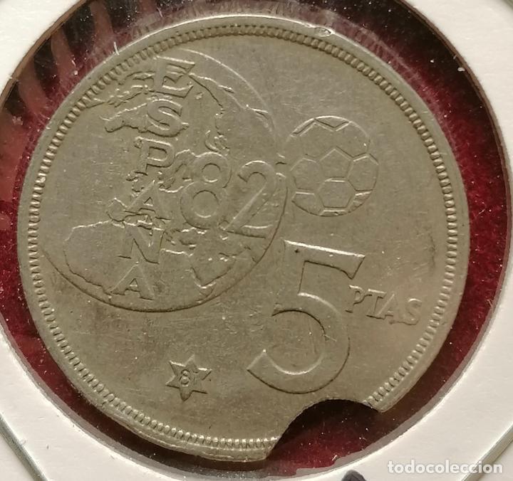 Monedas con errores: 5 pesetas 1980 * 81 mundial segmentada curva - Foto 2