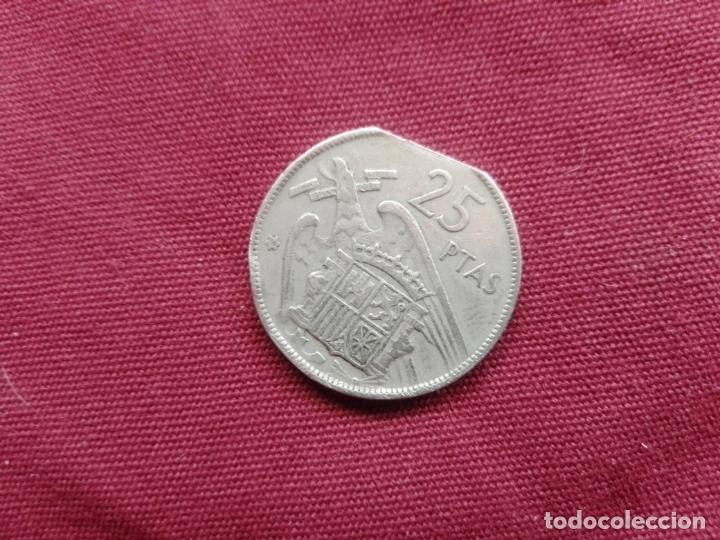 Monedas con errores: 25 pesetas de 1957 estrella 59 con cospel muy segmentado - Foto 1