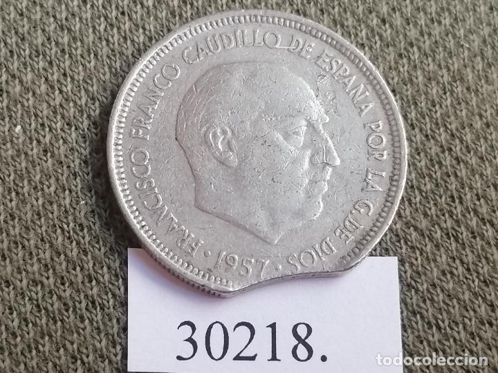 Monedas con errores: Espa&ntilde;a 5 pesetas 1957, variante, error, final riel, Franco - Foto 1