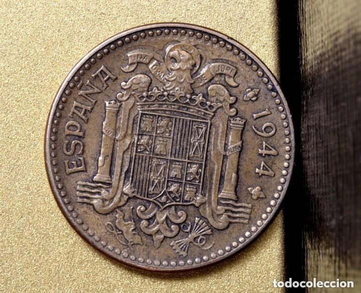 Monedas con errores: ERROR EN PESETA DE 1944: CABEZA DEL &Aacute;GUILA PERFORADA EN SU PER&Iacute;METRO Ref.272.MON1.B6 - Foto 4