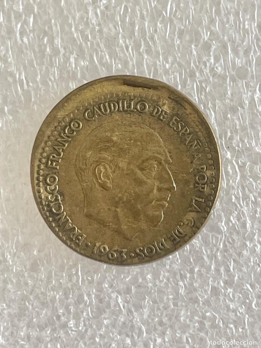 Monedas con errores: * ERROR * MONEDA CON ACU&Ntilde;ACION DESPLAZADA. 1 PESETA A&Ntilde;O 1963*64 - Foto 1