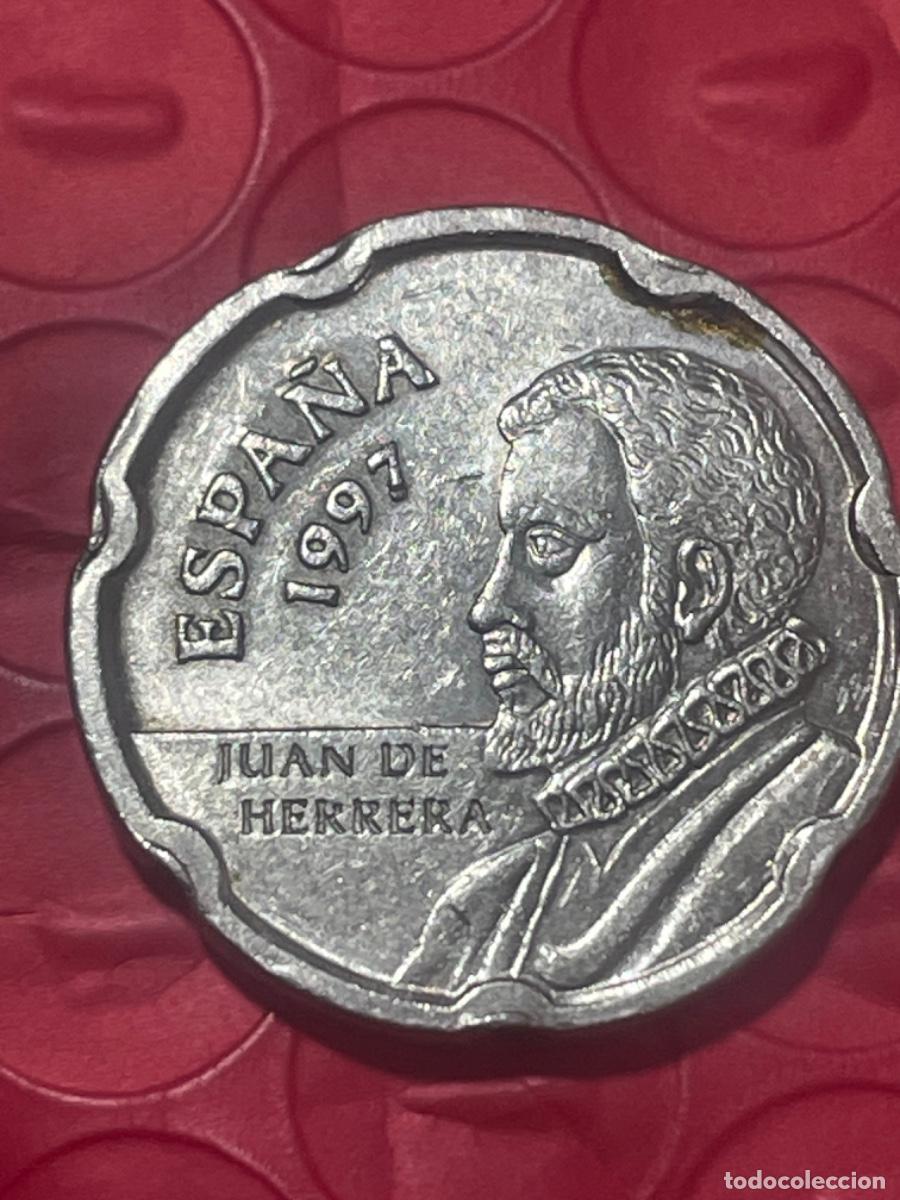 Monedas con errores: * ERROR * 50 PTAS 1997 EXCESO DE METAL EN EL TEJADO - Foto 2