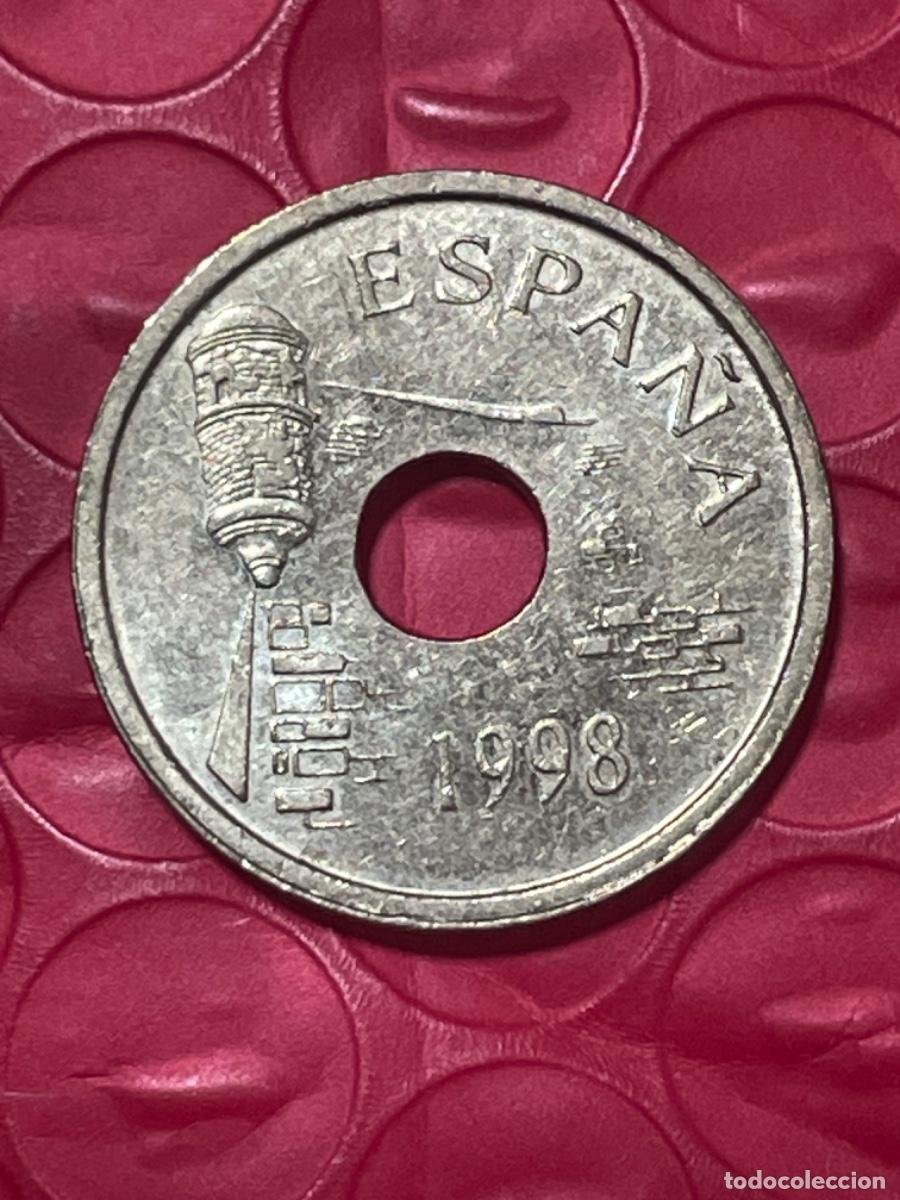Monedas con errores: * ERROR * 25 pesetas a&ntilde;o 1998. PIEDRA EN EL ARCO - Foto 2