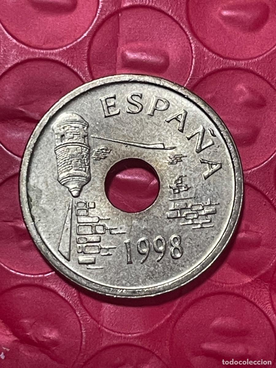 Monedas con errores: * ERROR * EXCESO DE METAL. 25 pesetas a&ntilde;o 1998. OFRENDA CENTRAL Y PTAS - Foto 2