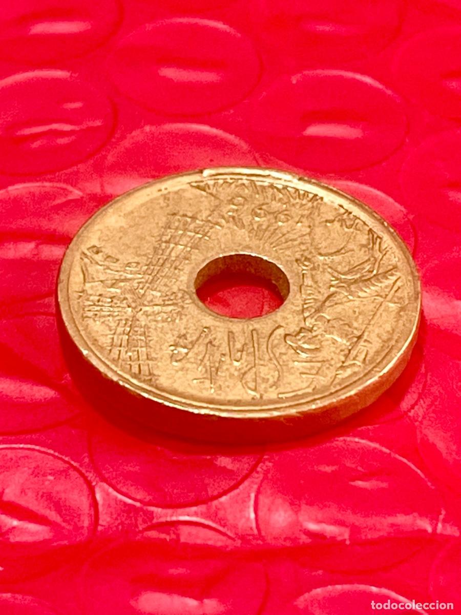 Monedas con errores: * ERROR * 25 PESETAS A&Ntilde;O 1996. EXCESO DE METAL EN EL LISTEL - Foto 1