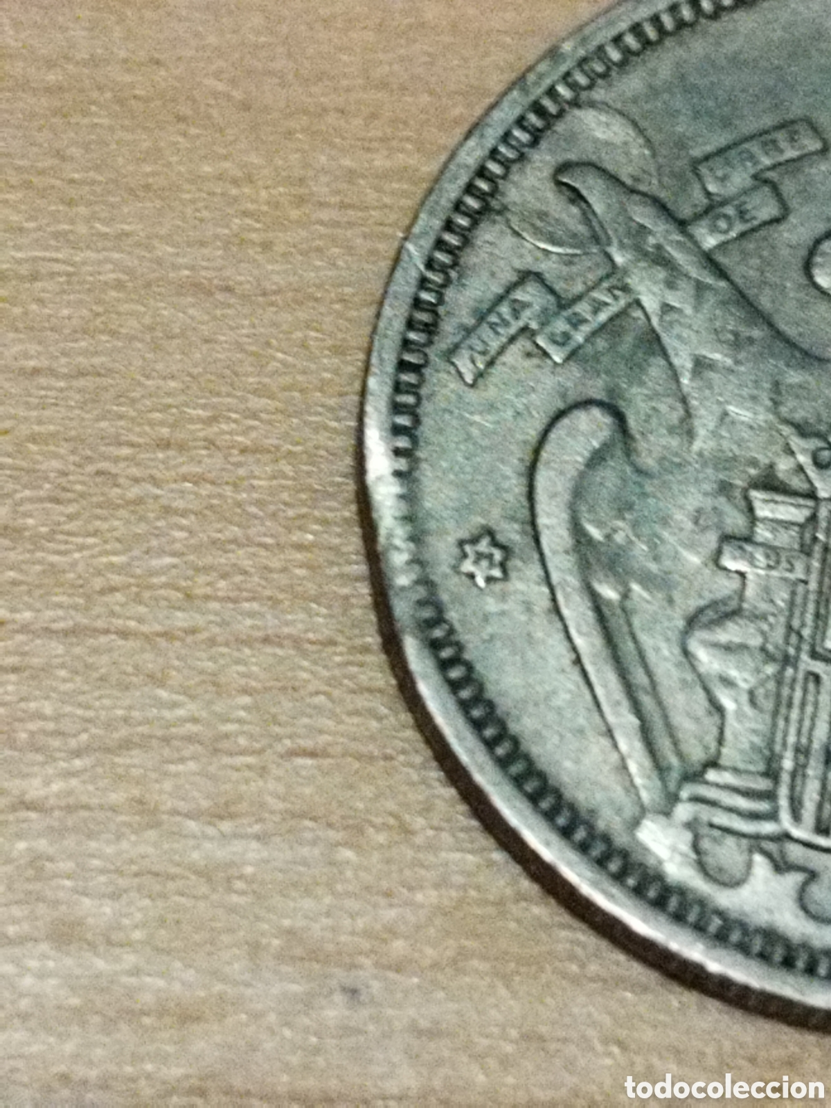 Monedas con errores: Error 5 pesetas de 1957 estrella 71 segmentada y variante de 2 plumas - Foto 3