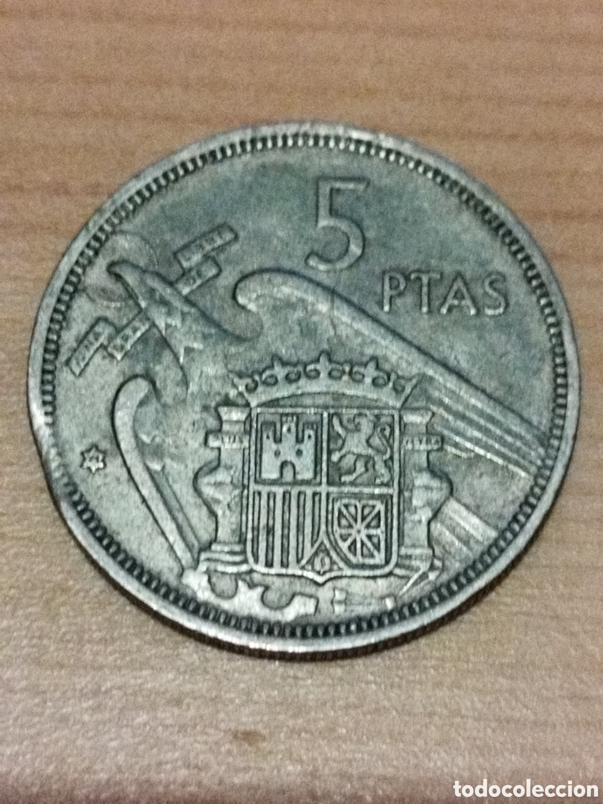 Monedas con errores: Error 5 pesetas de 1957 estrella 71 segmentada y variante de 2 plumas - Foto 1