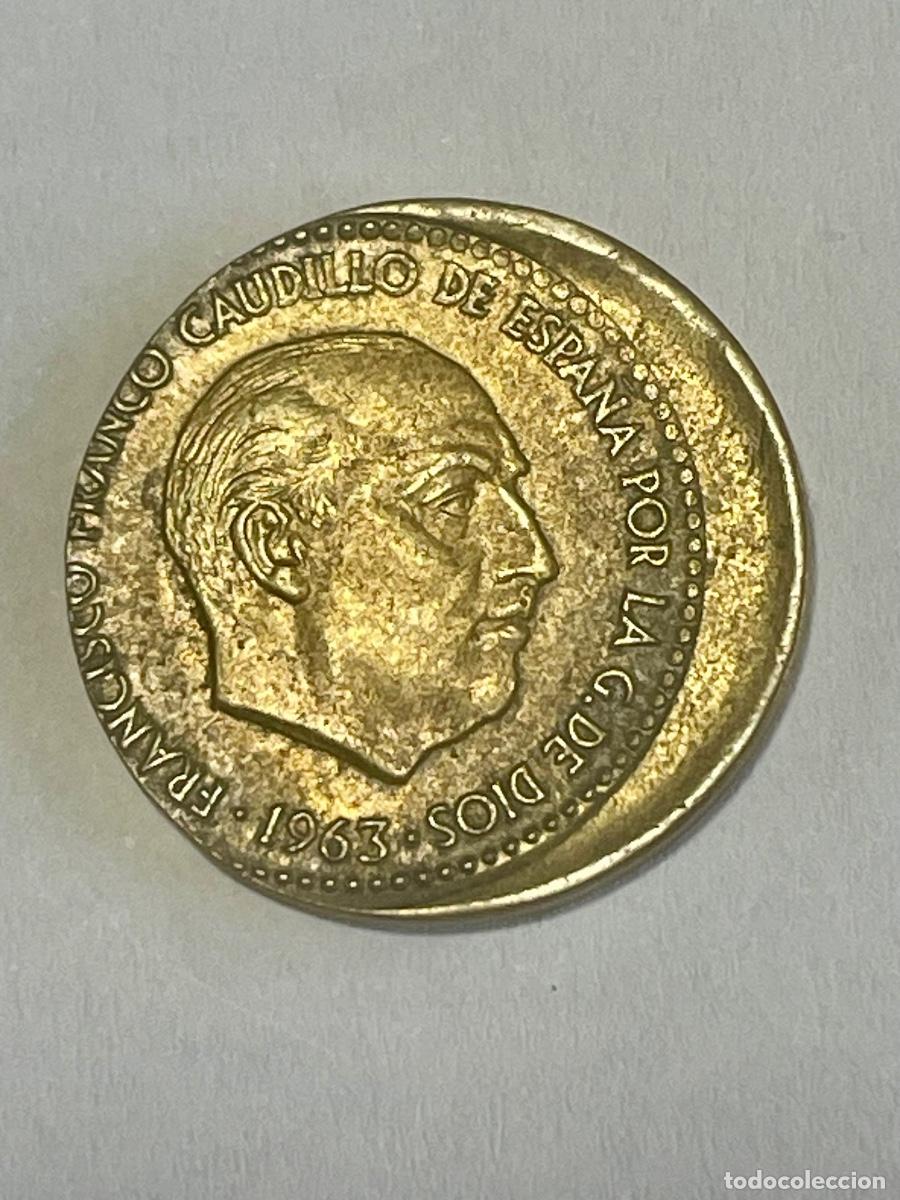 Monedas con errores: * ERROR * 1 peseta a&ntilde;o 1963*65 DESPLAZADA - Foto 1