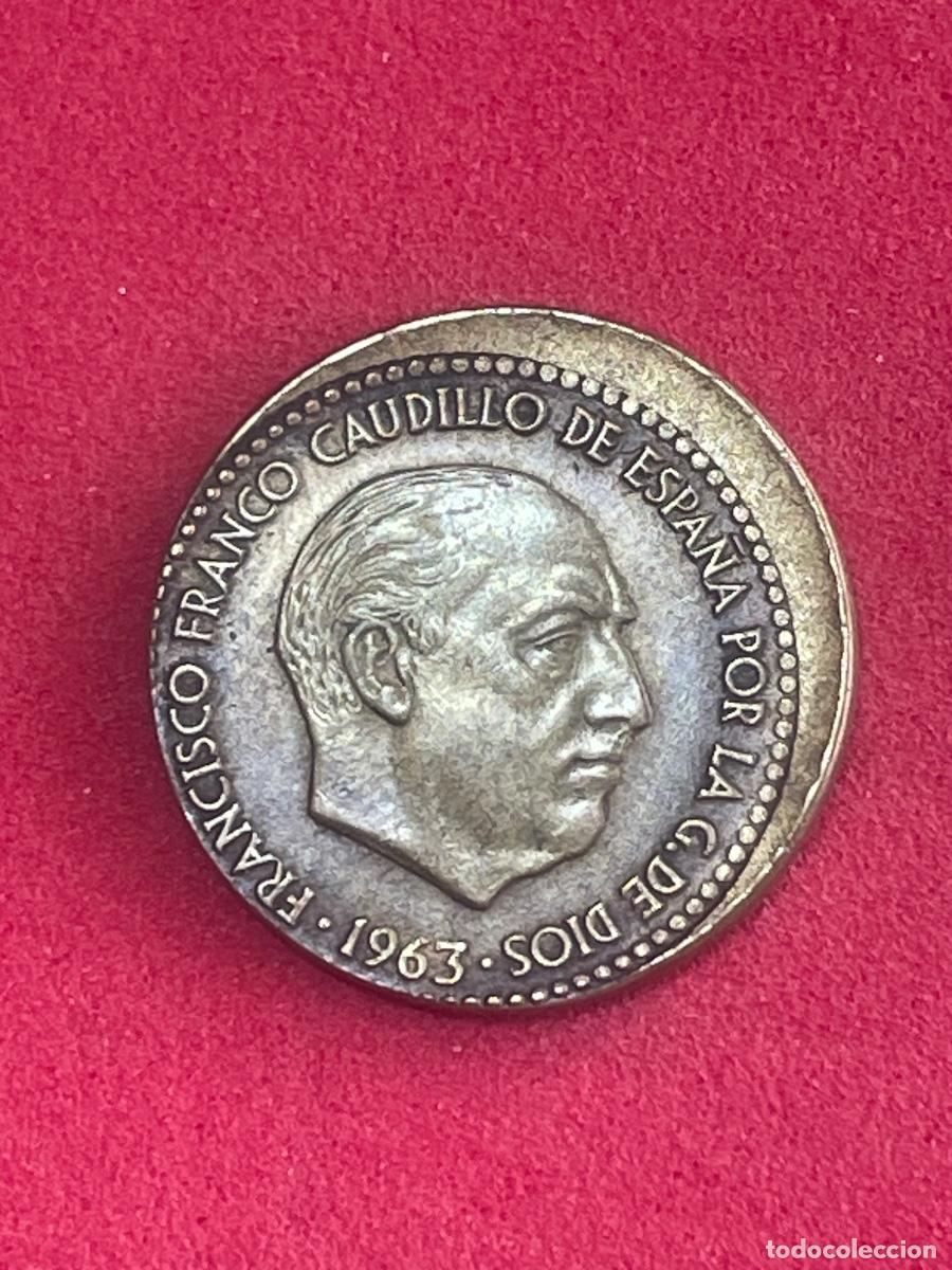 Monedas con errores: * ERROR * MONEDA CON ACU&Ntilde;ACION DESPLAZADA. 1 PESETA A&Ntilde;O 1963*65 - Foto 1