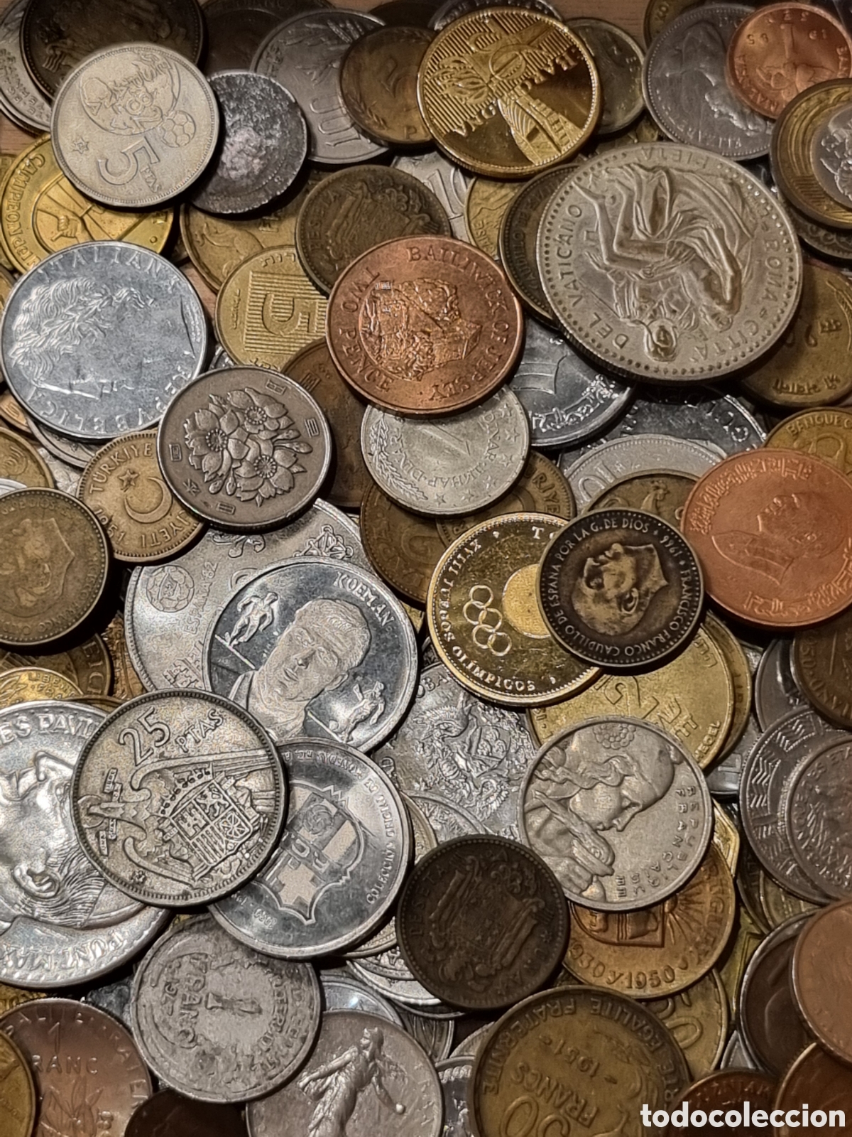 Moedas de Espanha: Lote de m&aacute;s de 100 monedas de distintos pa&iacute;ses. 860 gramos