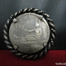 Monedas de España: 2 PESETAS 1970 ENGARZADAS CON BROCHE PLATA. Lote 353663258