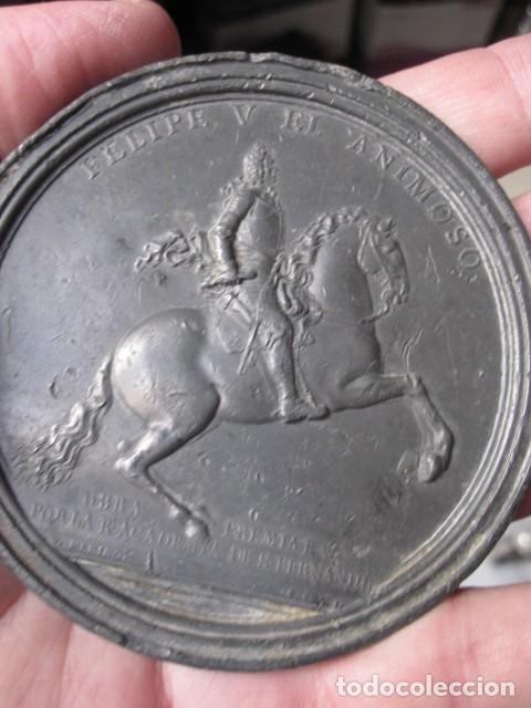 Coins of Spain: FELIPE V EL ANIMOSO. GRAN PLOMO CIRCULAR CON RETRATO ECUESTRE DEL REY. SIGLO XVIII