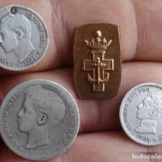 Monedas de España: INTERESANTE LOTE DE 3 MONEDAS DE PLATA 1 PESETA 50 CÉNTIMOS + TROZO INSIGNIA A CATALOGAR