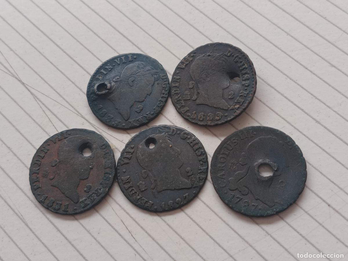 Monedas de Espa&ntilde;a: 5 monedas agujereadas de 2 maravedis