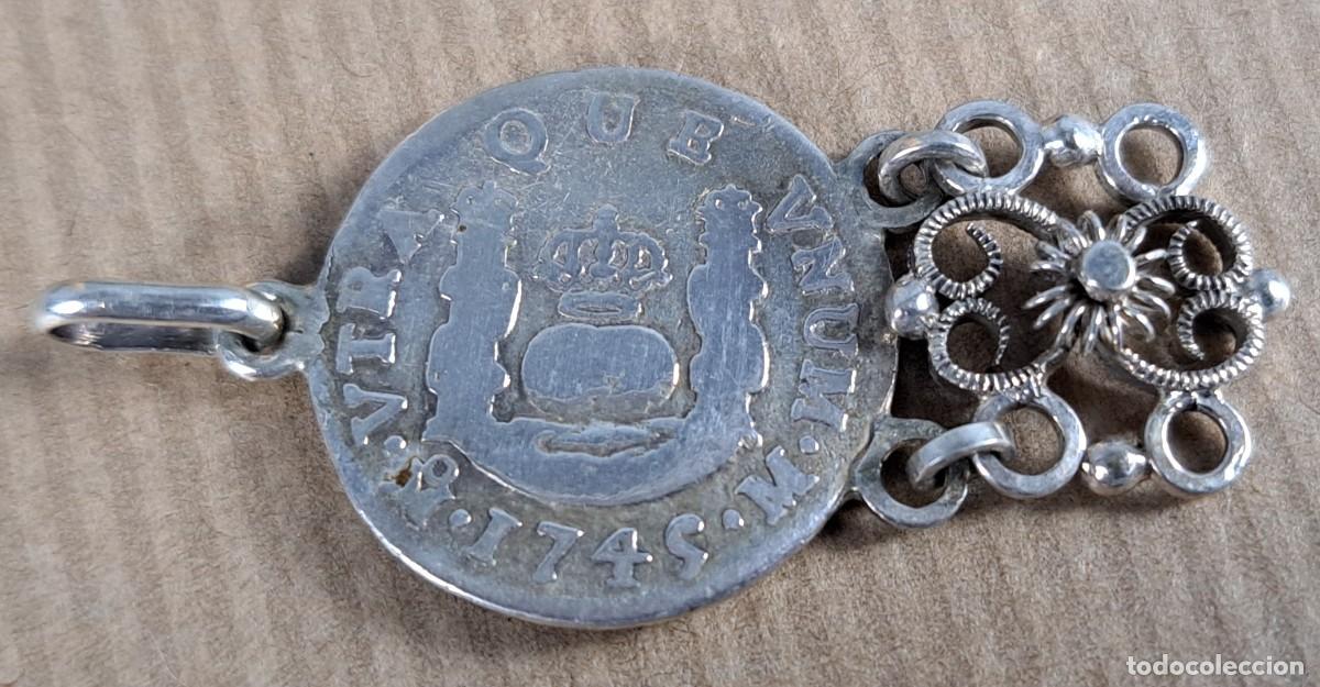 Moedas de Espanha: Colgante en plata con moneda de Felipe V, 1 real M&eacute;xico 1745 y filigrana artesanal