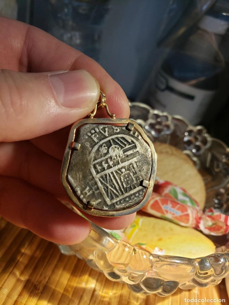 Monedas de Espa&ntilde;a: Colgante con certificado: moneda original de plata macuquina de 4 reales (&eacute;poca colonial espa&ntilde;ola) e