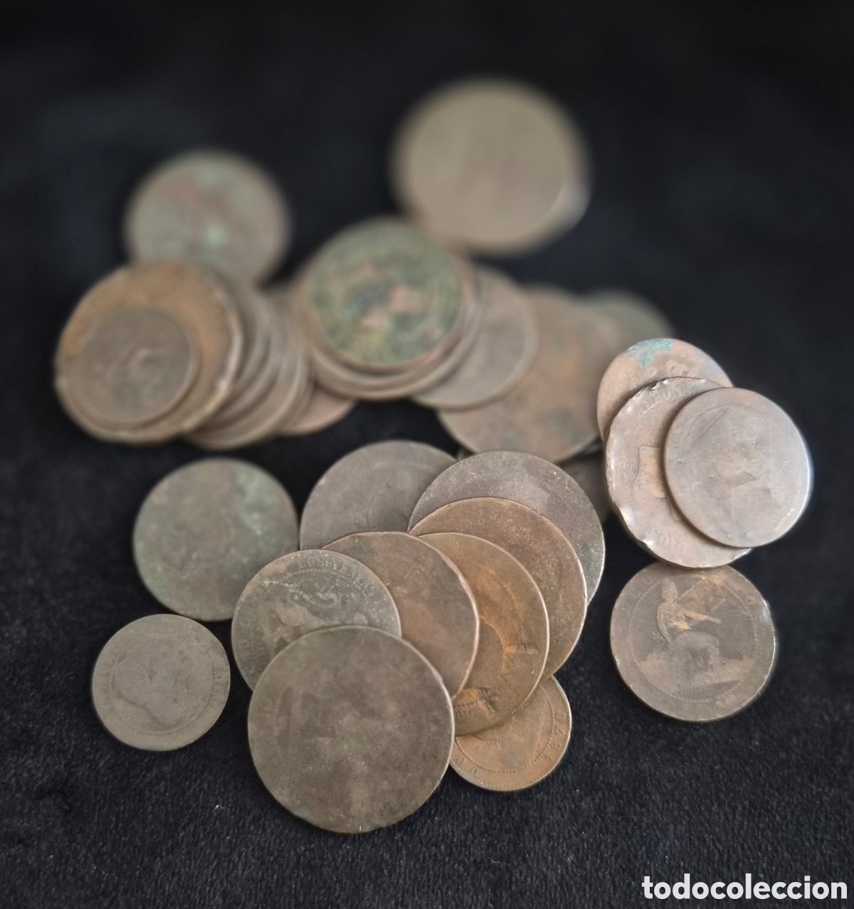 Monedas de Espa&ntilde;a: Lote de 34 monedas antiguas de Espa&ntilde;a &ndash; Gobierno Provisional y Alfonso XII &ndash; Siglo XIX &ndash; Cobre