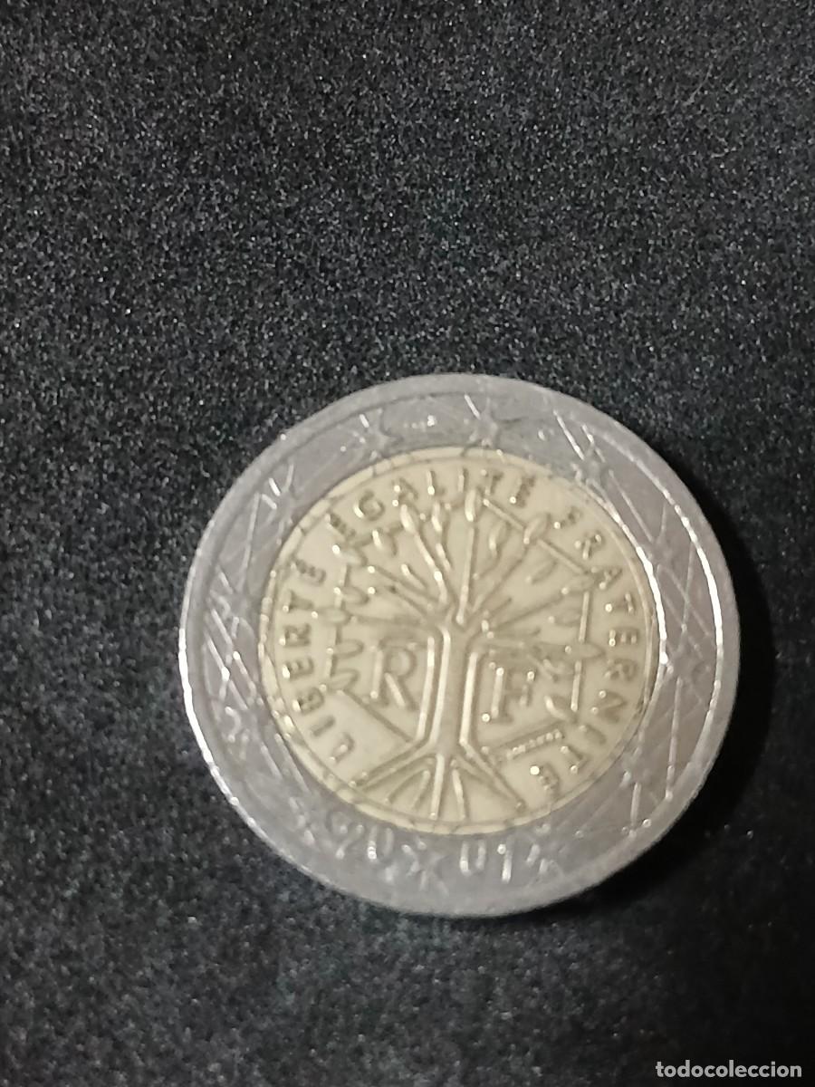 Euros: Moneda 2 euros 2001 con error - Foto 1