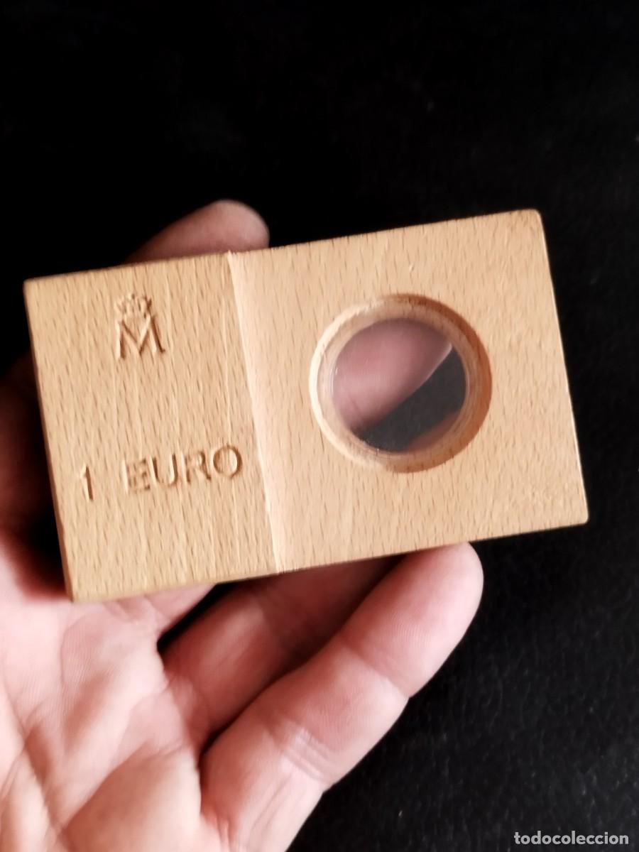 Euros: Estuche de madera para monedas de 1&euro;. F&aacute;brica Nacional de Moneda y Timbre.