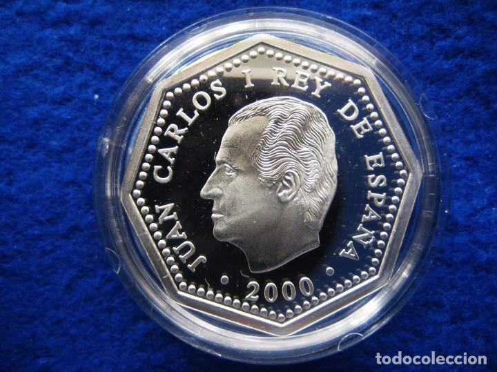 Monedas FNMT: MONEDA CONMEMORATIVA DE PLATA. Diseño octogonal. 1.500 pesetas. Año 2000. Milenio. Imprenta - Foto 3 - 164884182