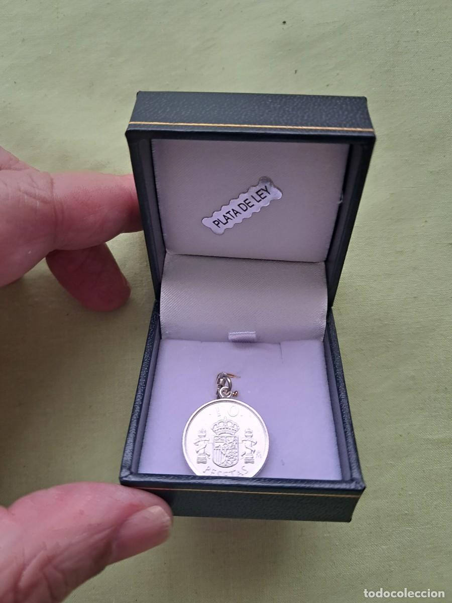 FNMT-M&uuml;nzen: COLGANTE CON MOSQUET&Oacute;N MONEDA 10 PESETAS DE PLATA DE LEY DE LA FNMT