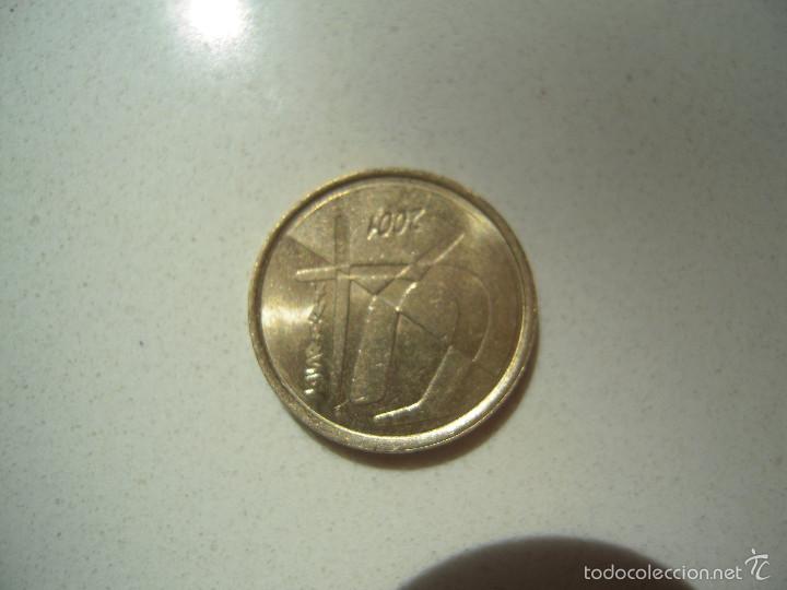 Monedas Franco: Moneda cinco pesetas a&ntilde;o 2001 - Foto 2